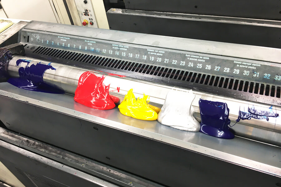 オフセット印刷機にインキをセットした画像