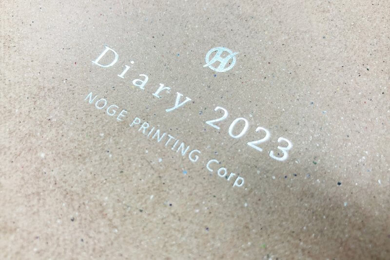 素朴なボード紙に銀箔の箔押し加工を施した画像