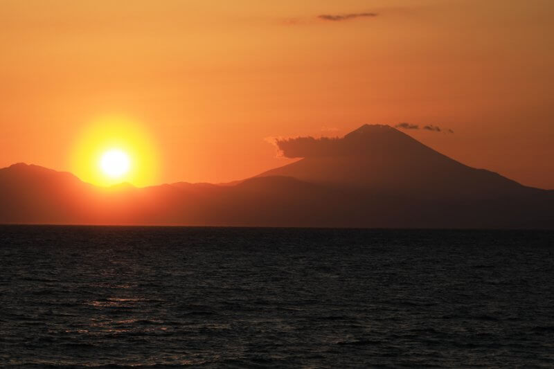 浜諸磯 夕日と富士山の写真