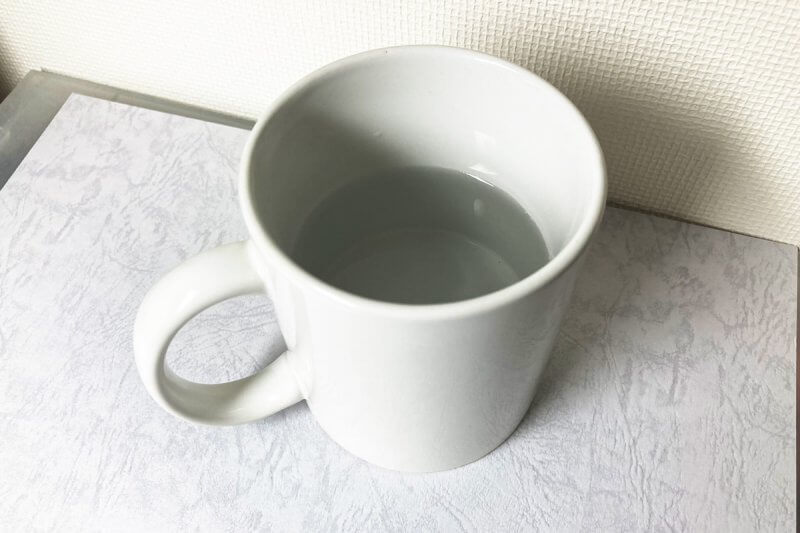 水を入れたマグカップの画像