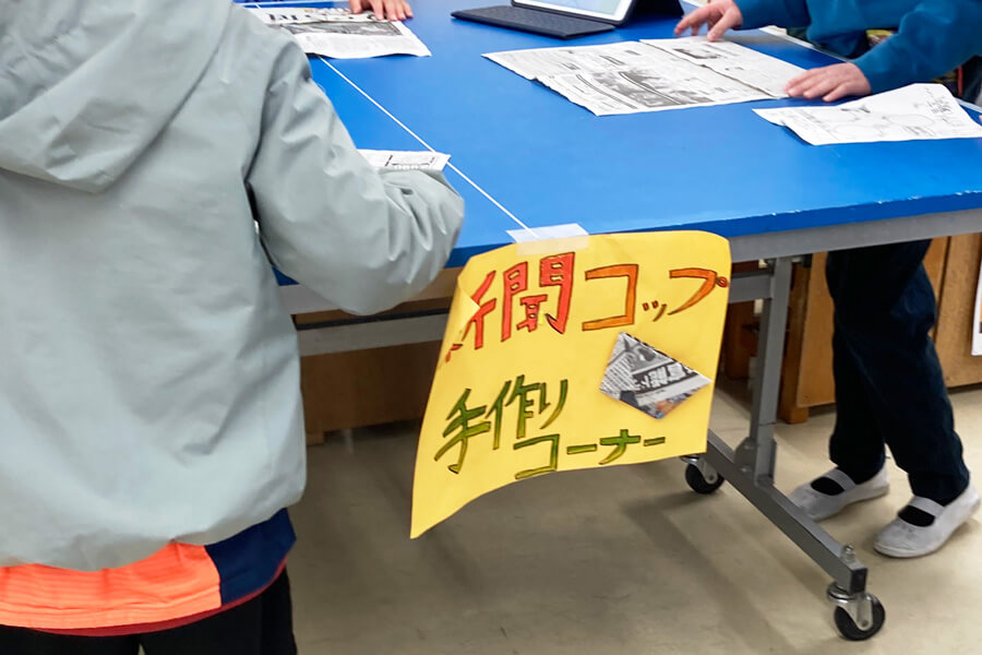 新聞コップ手作りコーナーの画像