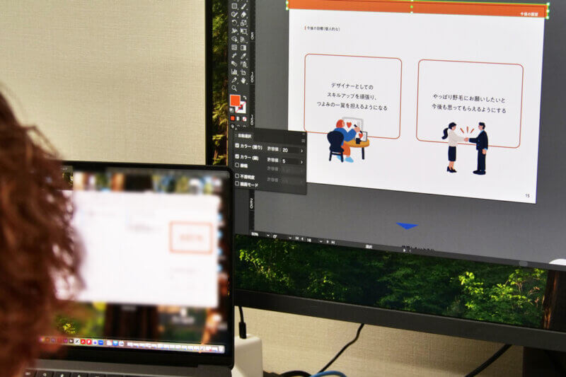 社内資料を制作している様子の写真