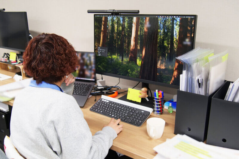 PCを操作して仕事をする塚田の写真
