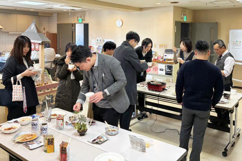 たくさんの防災備蓄品を吟味する社員の写真