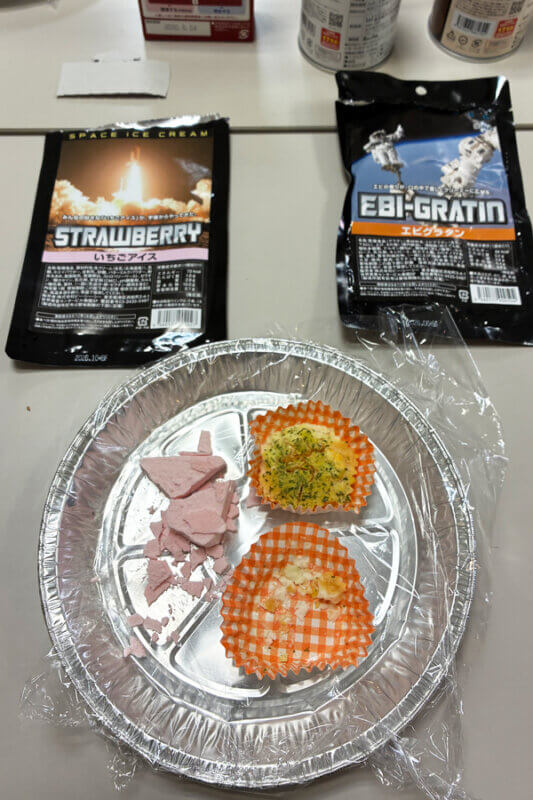 宇宙食「いちごアイス」と「えびグラタン」の写真