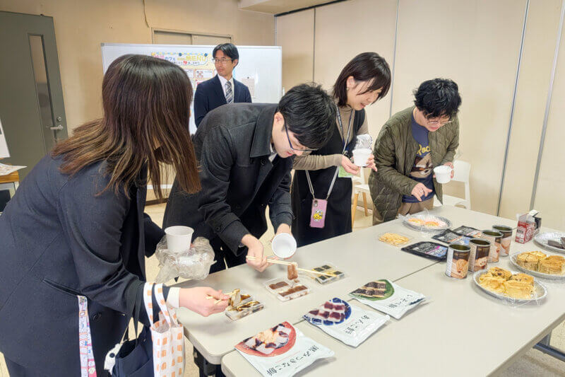 防災備蓄品のお餅を手に取る社員の写真