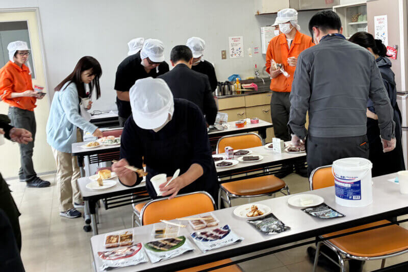 防災カフェを楽しむ福浦工場の社員の写真