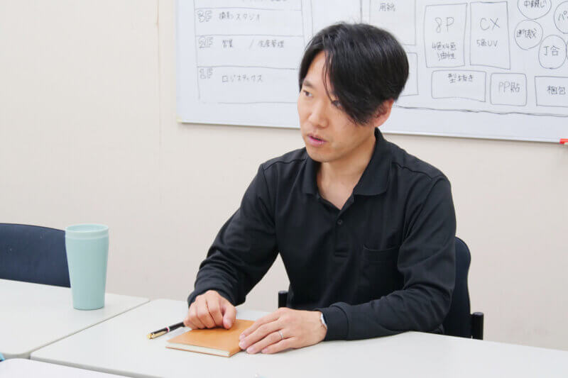 インタビューに答える加工課 久保