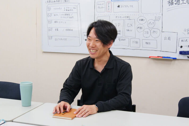 笑顔でインタビューに答える久保