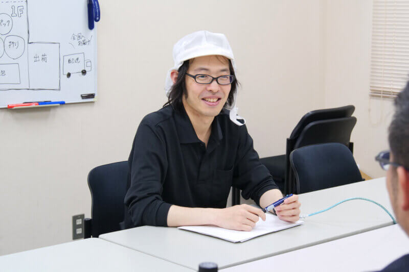 インタビューを受けている宮城の写真