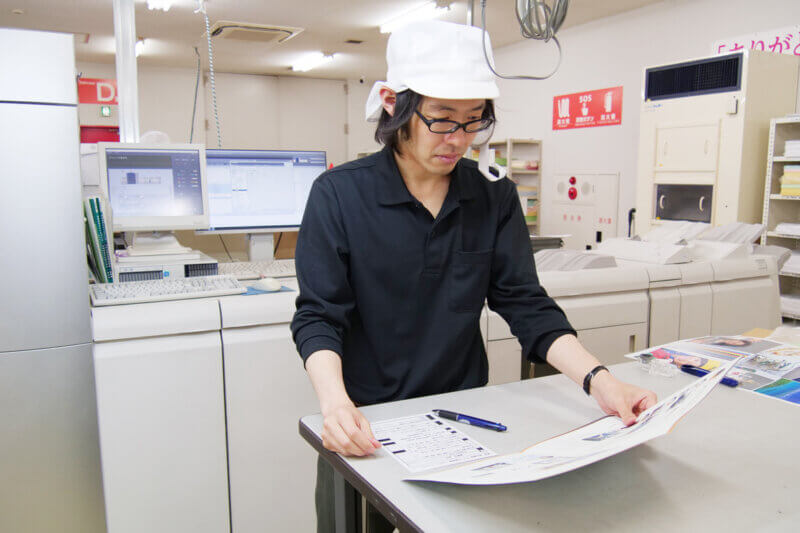 印刷物の品質チェックを行っている写真